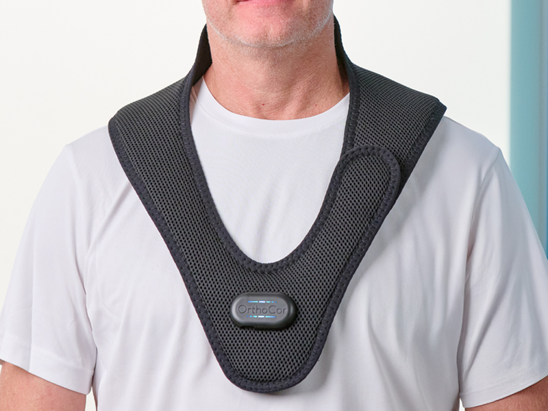 Man wearing the Active Neck device around his neck