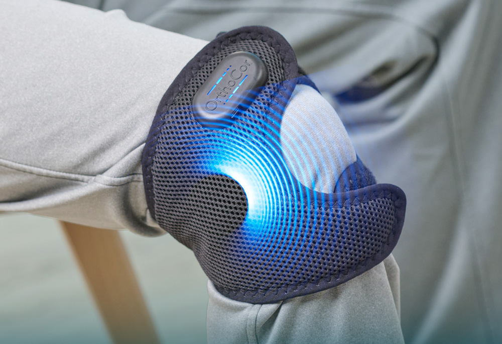 A person wearing an Active System brace around their knee